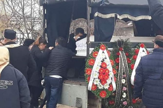O familie din Prahova a ținut mortul neîngropat timp de 30 de zile! Motivul este halucinant | Stirea de Iasi