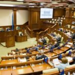 Opoziția scandează „HOȚII”! Ședință nocturnă la Parlament. PSRM și „Pentru Moldova” au votat legile bugetului aproape de miezul nopții