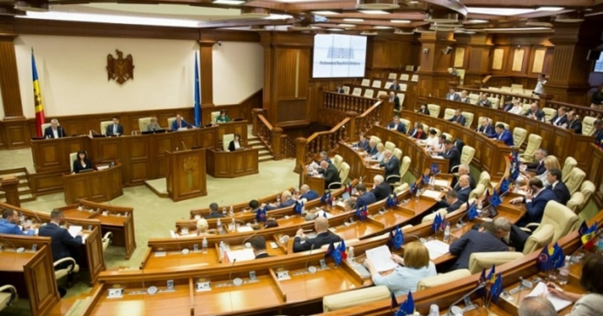 Opoziția scandează „HOȚII”! Ședință nocturnă la Parlament. PSRM și „Pentru Moldova” au votat legile bugetului aproape de miezul nopții